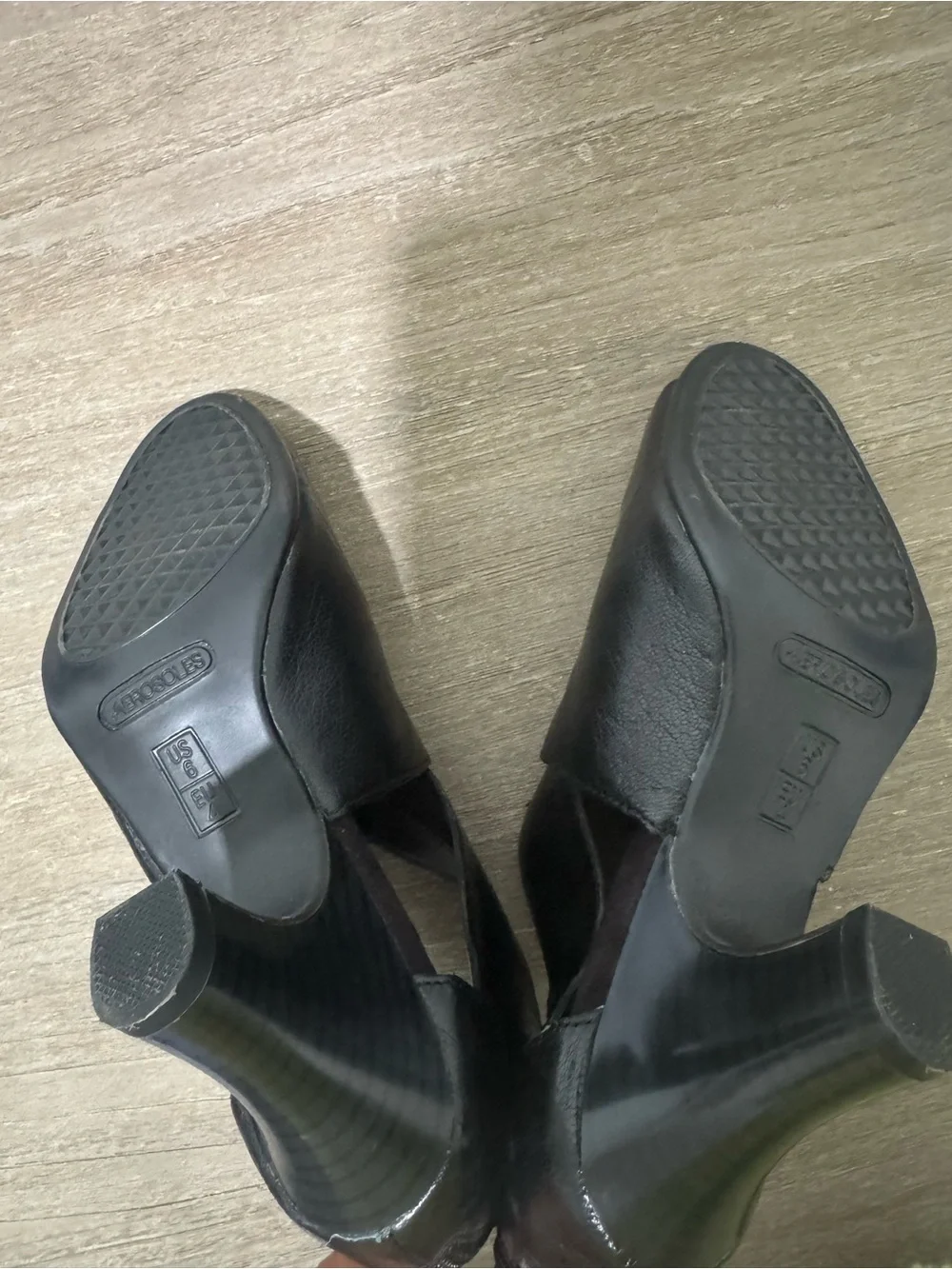 AEROSOLES Black Leather Crisscross Peep-Toe Heels | Very Good Condition